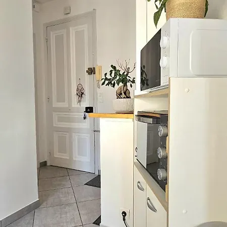 Cocoon Moderne, Close To Train Station & Shops